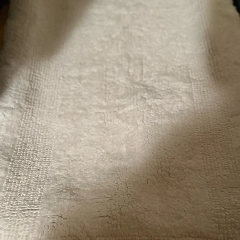 Ralph Lauren White Textured bath Rug/ Firm Price